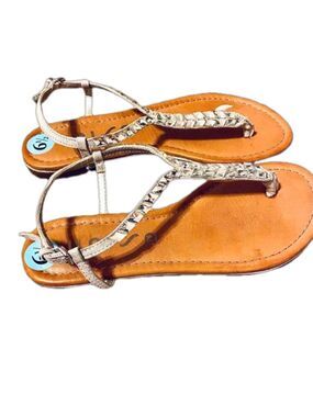 UNISA Silver T Strap NWT Sandals